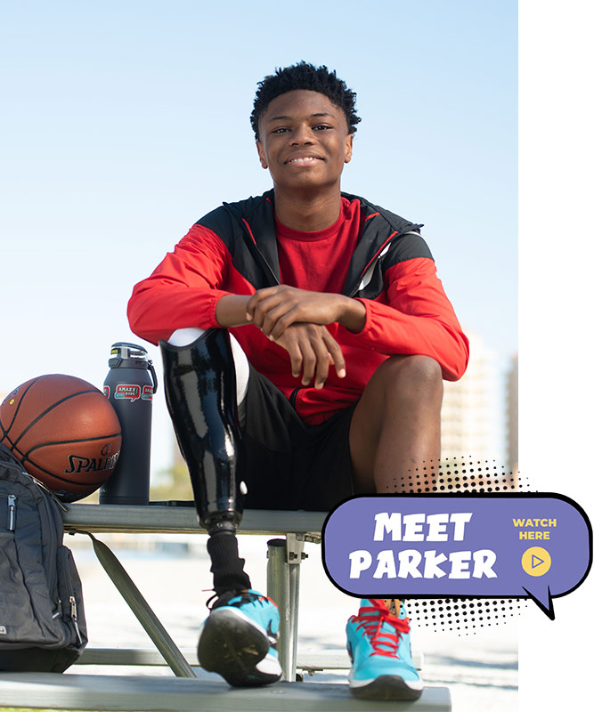 Patient avec une jambe prothétique souriant sur un banc à côté d’un ballon de basket; Rencontrez Parker; Regarder la vidéo