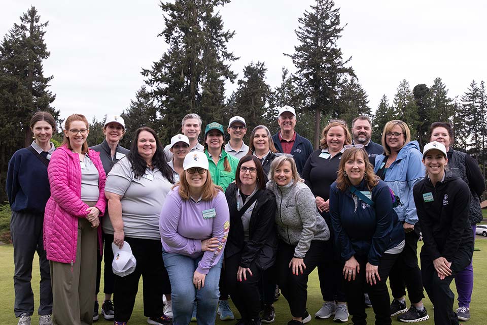 Groupe de membres du personnel de Spokane et Portland sur un terrain de golf