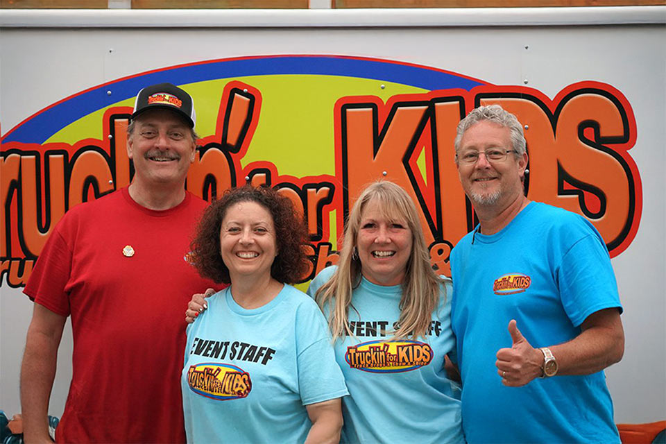 Quatre bénévoles de Truckin' for Kids lors de leur événement de collecte de fonds.