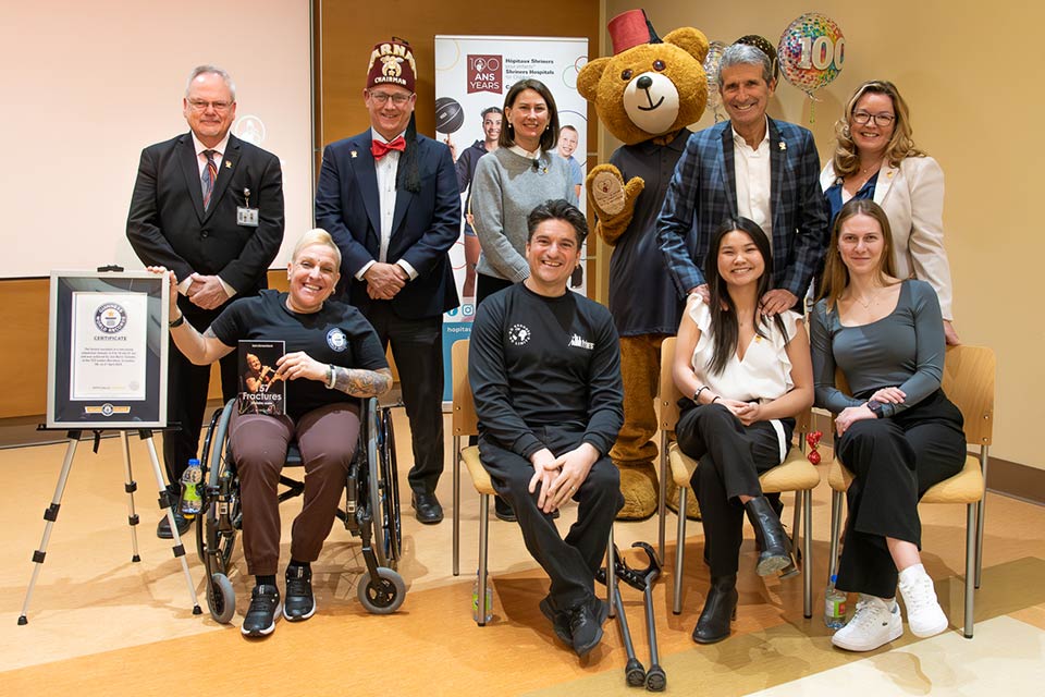 Shriner, 4 patients, staff members and Fezzy the Bear