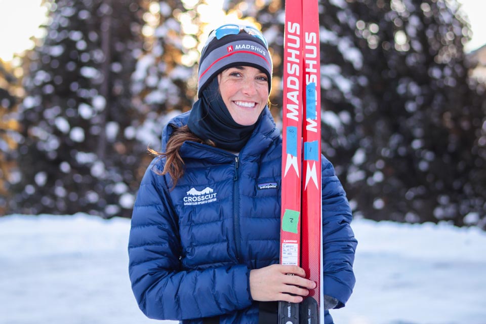 L’athlète paralympique Dani tient des skis à l’extérieur