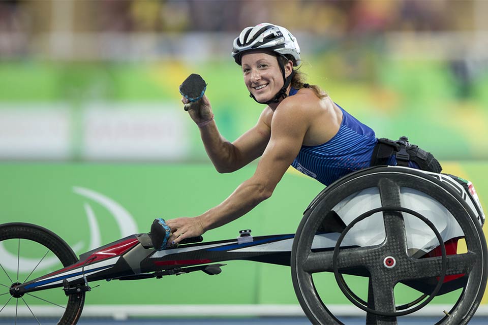 Tatyana, paciente con espina bífida, en bicicleta adaptada