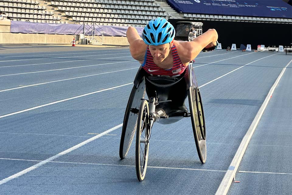 La atleta paralímpica Susannah entrenando en silla de ruedas