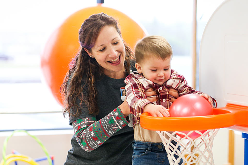 Thérapeute jouant au basket-ball avec un patient