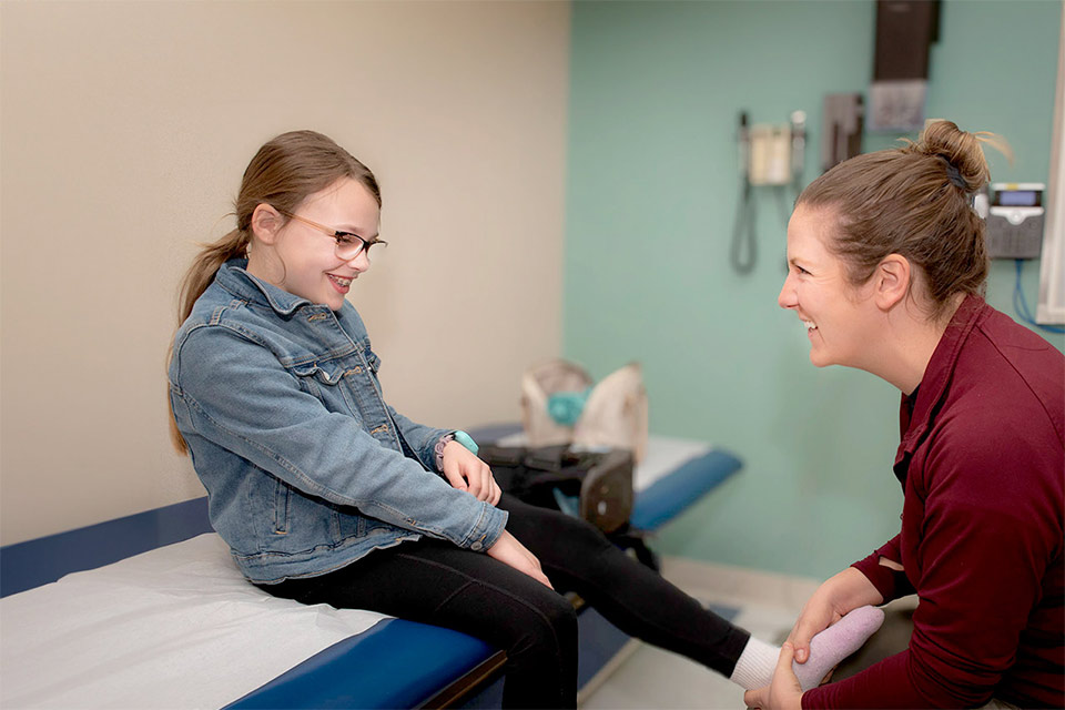 Une patiente souriant avec une infirmière