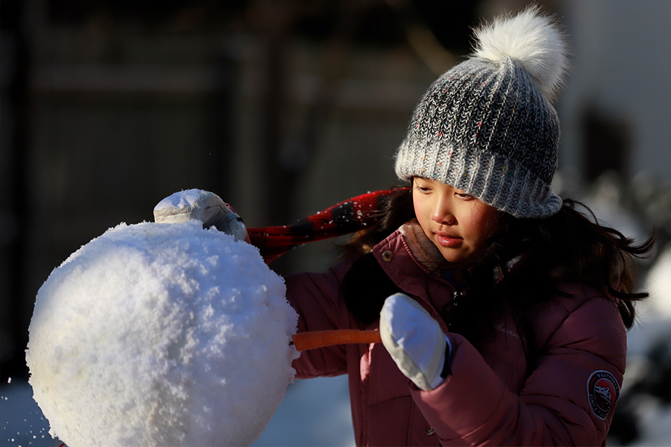 La patiente Laura fait un bonhomme de neige.