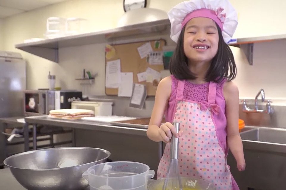 Petite fille dans la cuisine