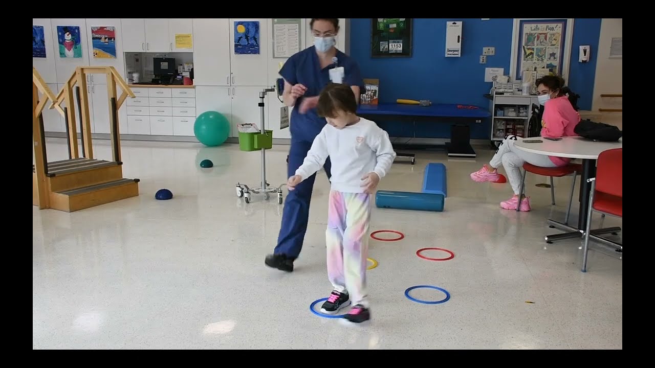 Karolina durante la fisioterapia